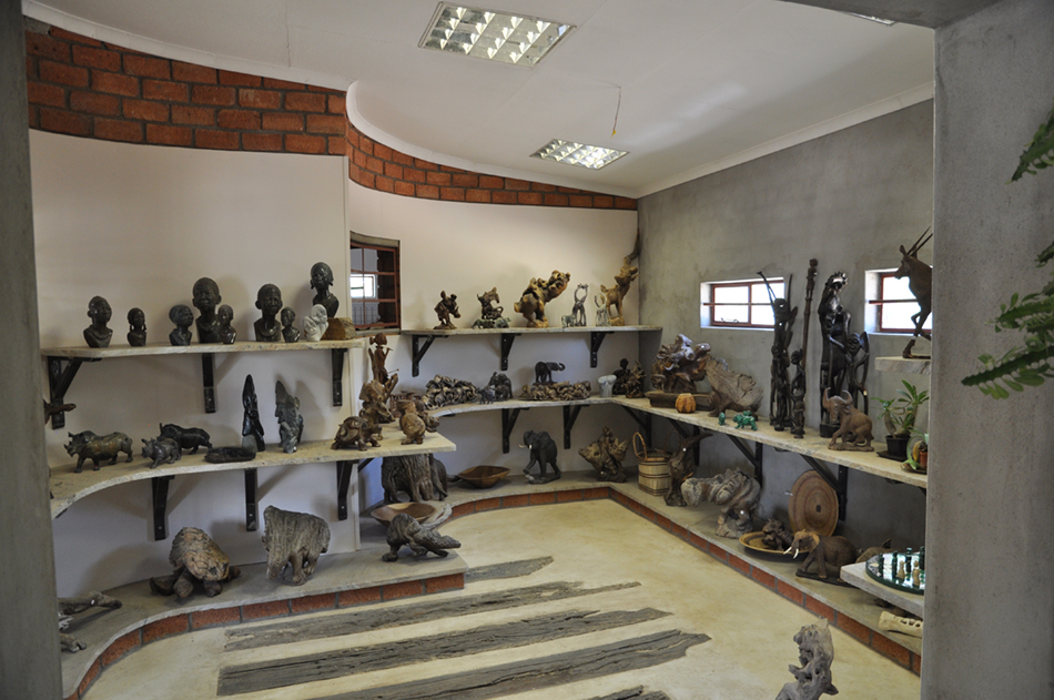 Tikoloshe Afrika Galerie — Wurzelschnitzereien und Kunsthandwerk in Omaruru