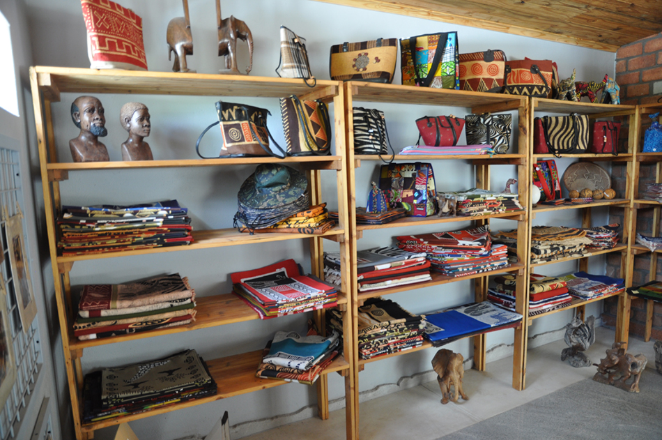 Tikoloshe Afrika Galerie — Wurzelschnitzereien und Kunsthandwerk in Omaruru